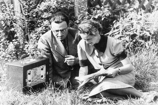 Ehepaar hört Radio im Garten, 1939