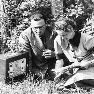 Ehepaar hört Radio im Garten, 1939
