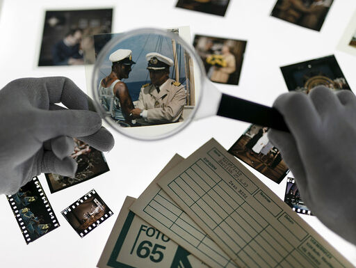 Arbeit mit Essenzen auf dem Lichttisch | Bildquelle: DRA/Sabrina Bernhöft Arbeit am Lichttisch mit Rundfunkarchivalien und Lupe