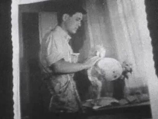 Foto von Mann mit Schürze, der Geschirr abtrocknet (Screenshot aus »Prisma« vom 11. Juli 1963) Foto von Mann mit Schürze, der Geschirr abtrocknet