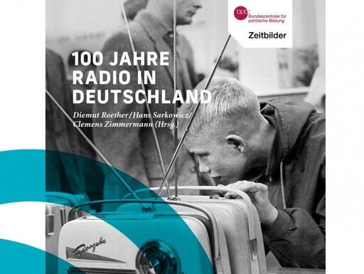 Besucher der Deutschen Funkausstellung, August 1959. | Bildquelle: picture alliance/dpa/Horst Schäfer Buch-Cover: Besucher der Deutschen Funkausstellung, August 1959.