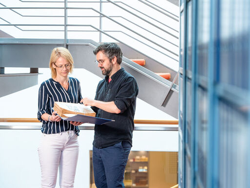 DRA-Kolleg:innen beim Recherchieren | Bildquelle: rbb/Gundula Krause