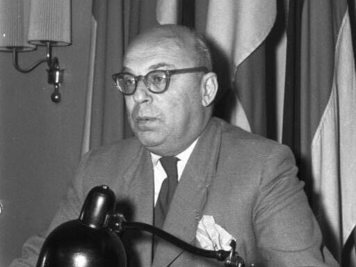 Nebenklagevertreter Friedrich Kaul aus der DDR (1956) | Bildquelle: Bundesarchiv, Bild 183-41128-0003, Bildausschnitt/Ersteller unbekannt/CC BY-SA 3.0, https://creativecommons.org/licenses/by-sa/3.0/de/deed.en Friedrich Karl Kaul bei einer Pressekonferenz in Berlin (1956)