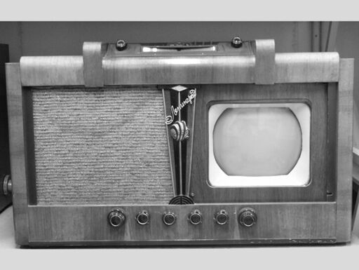 Historisches Fernseh-Radiogerät | Bildquelle: DRA/Bernhöft (1882032) Historisches Fernseh-Radiogerät