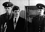 Mathias Rust am 02.09.1987 in Begleitung von zwei sowjetischen Soldaten im Gerichtssaal in Moskau