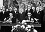 Michael Kohl (DDR) und Egon Bahr (BRD) unterzeichnen am 17.12.1971 den Transitvertrag 