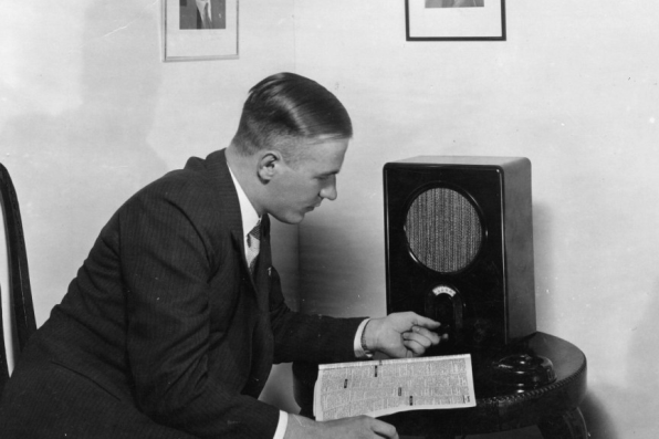 Radiohörer am Volksempfänger. 1933